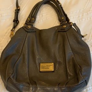 Marc jacobs cross body. Excellet shapeNo stains. Gray pebble leather